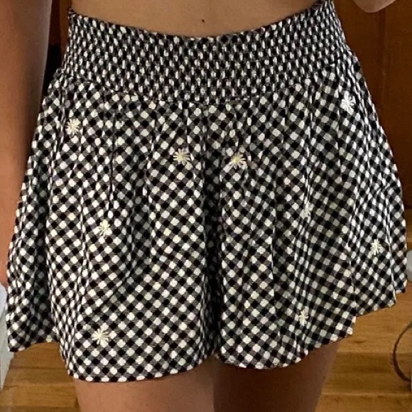 PINK Victoria’s Secret Gingham Daisy Smocked High Waisted Shorts - Picture 10 of 10